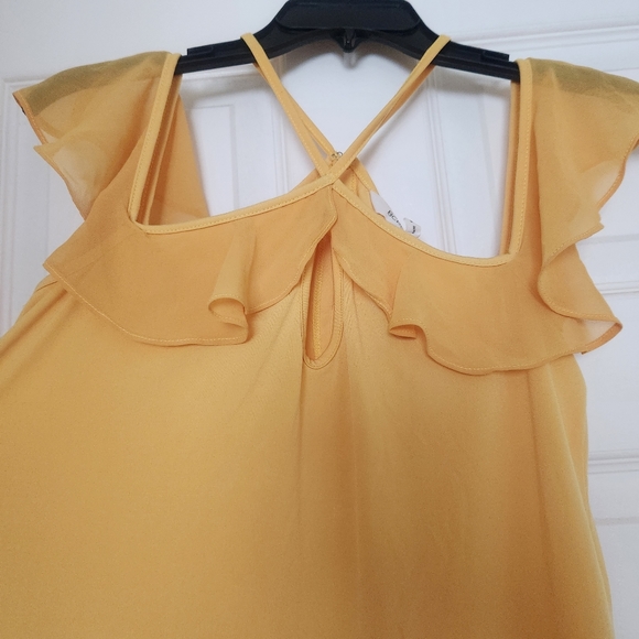 BCBGeneration Keyhole Ruffle Top - Picture 2 of 6